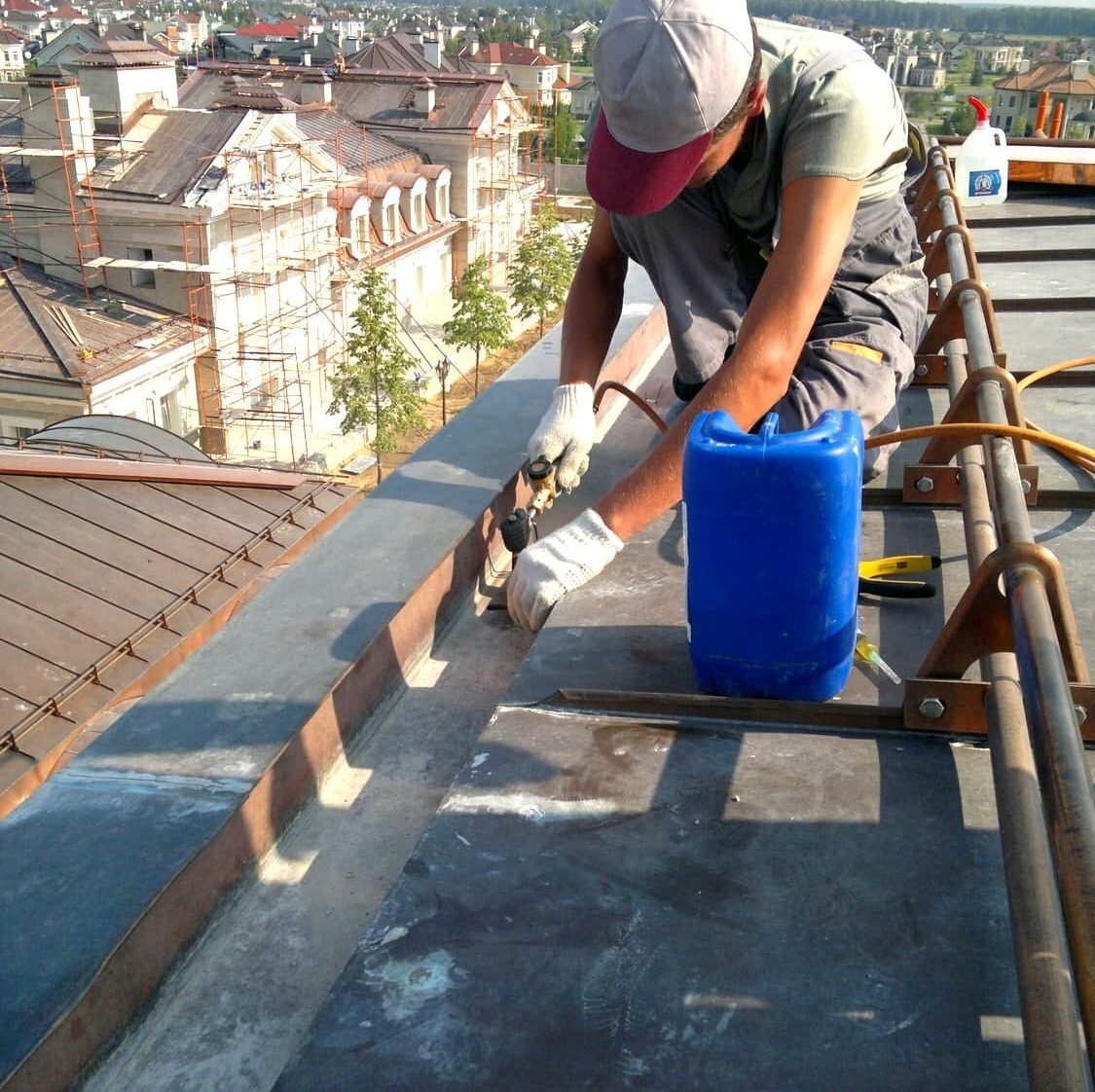 Специалист монтирует обогрев кровли в Домодедово