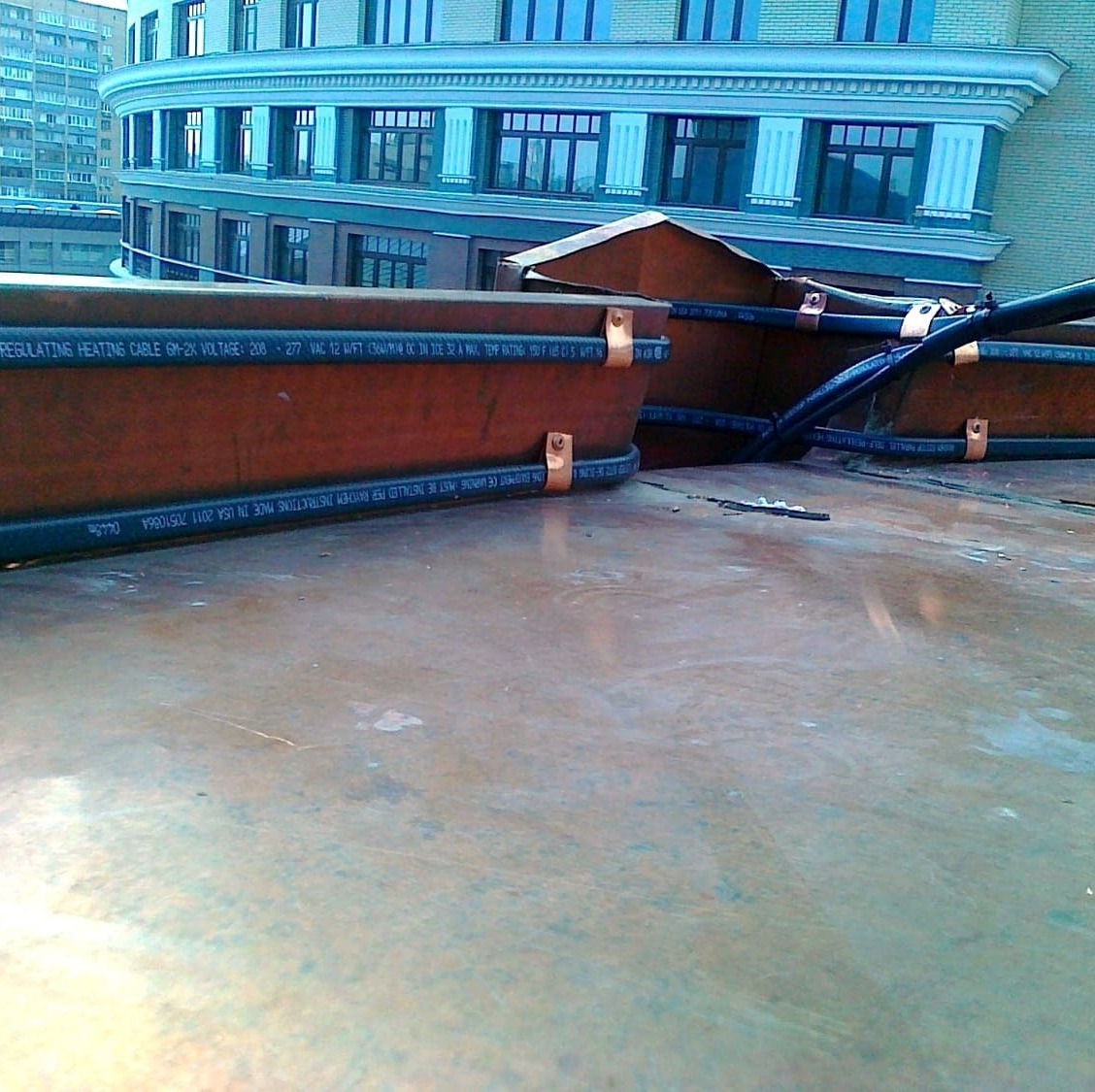 Оборудование обогрева кровли на крыше дома в Королёве