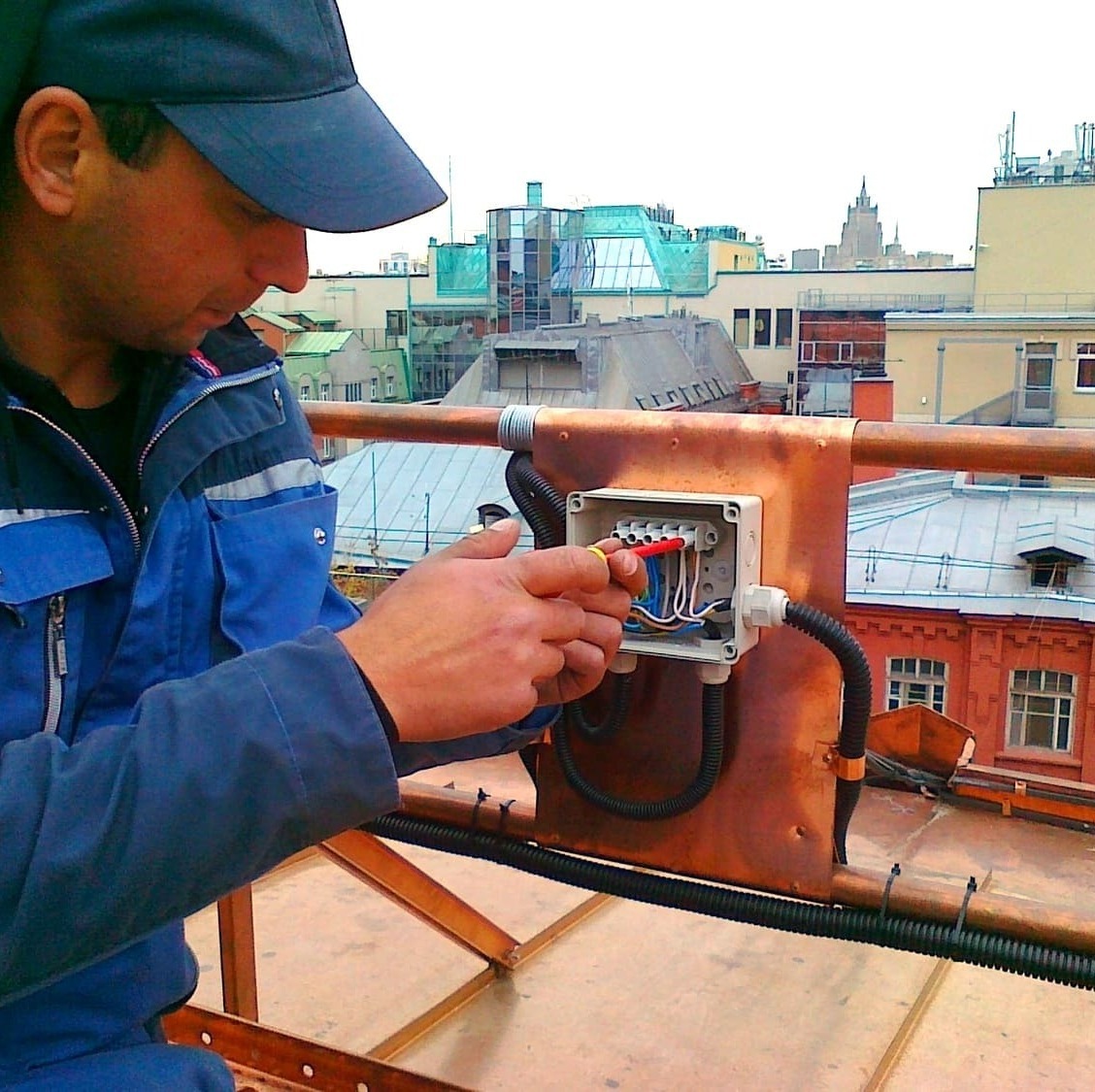 Монтаж оборудования обогрева кровли в Люберцах