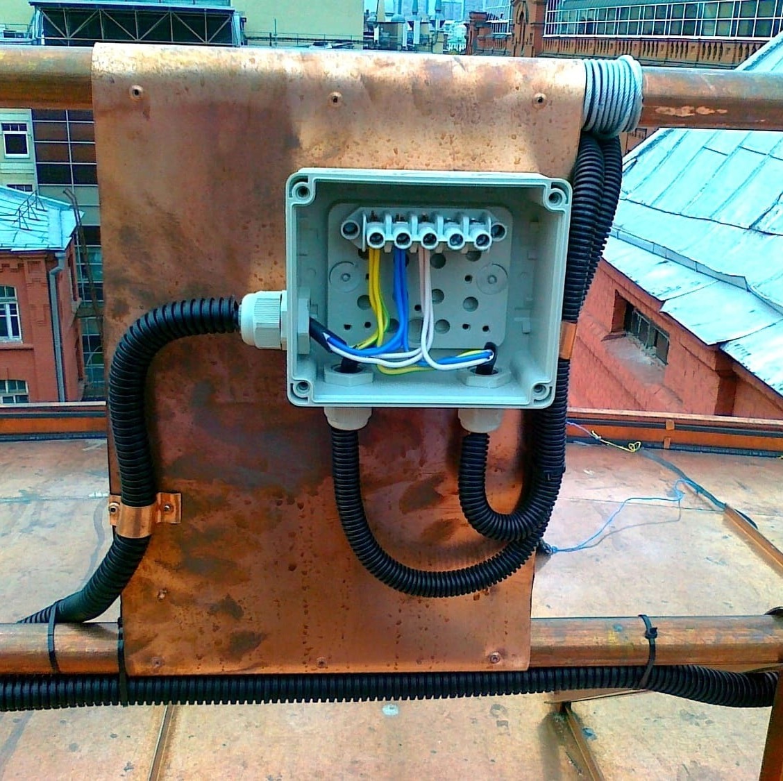 Оборудование обогрева кровли дома в Подольске Московской области