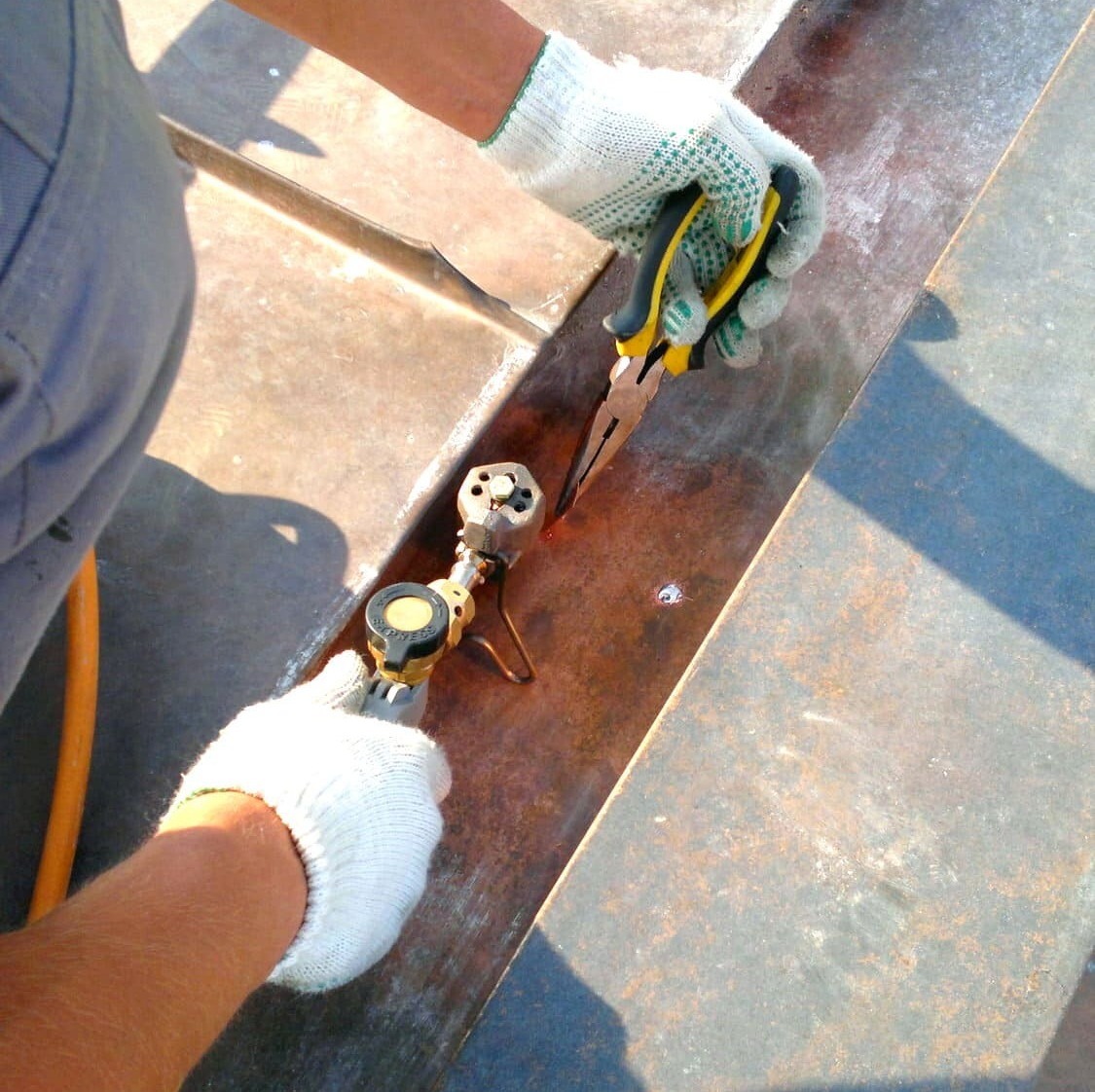 Процесс монтажа обогрева кровли