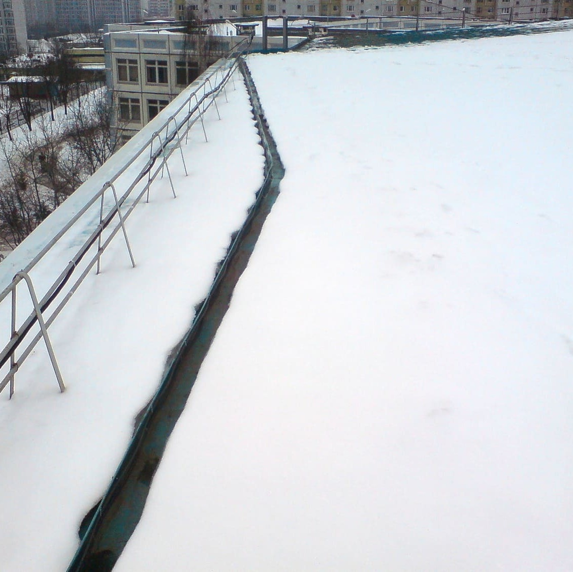 Заснеженная крыша в Коломне