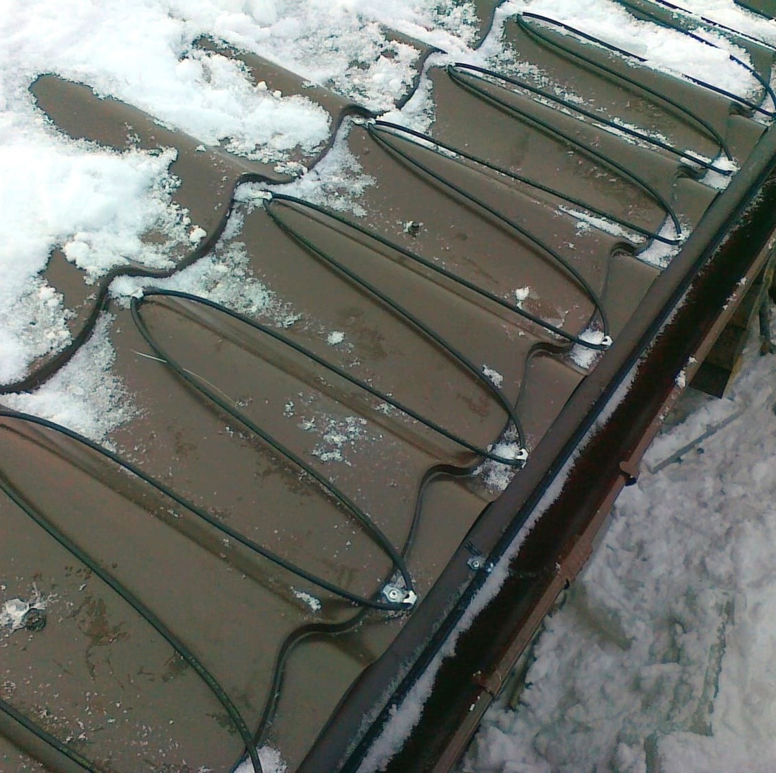 Уложенный греющий кабель на крыше дома Красногорска