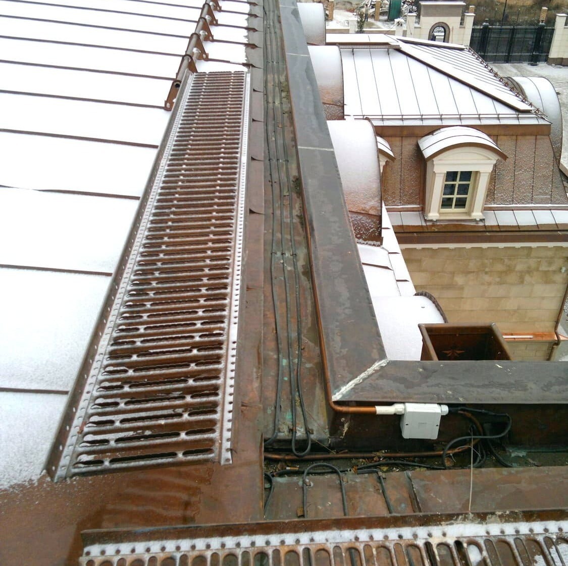 Монтаж обогрева кровли и водостоков, выполненный в Москве