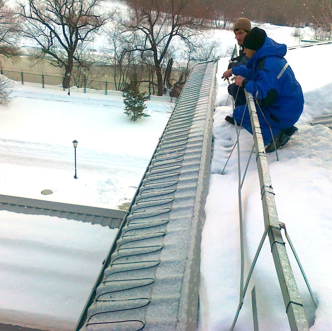 Сотрудники "Мособогрев" на кровле здания Москвы