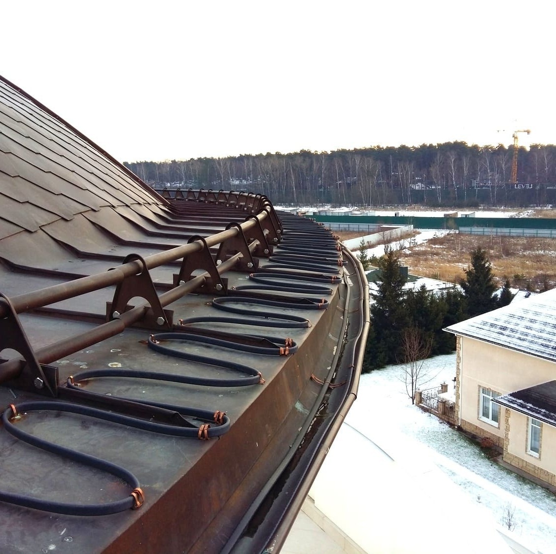 Выполненный монтаж греющего кабеля на доме в Балашихе